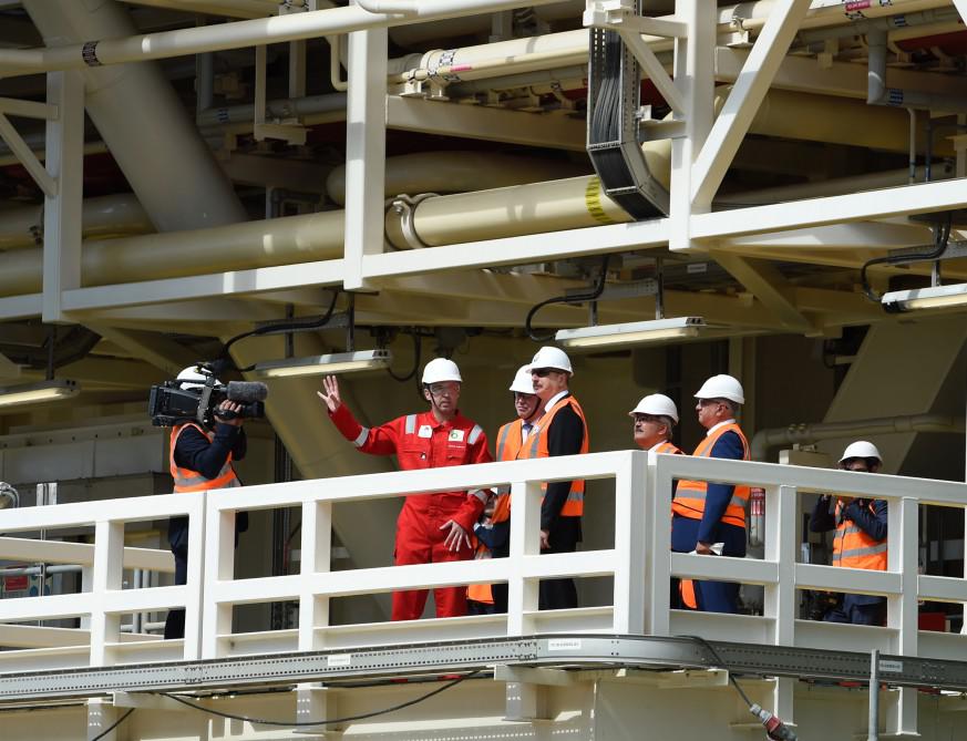 Prezident İlham Əliyev "Şahdəniz-2" üçün inşa olunan platformanın üst tikililərinin dənizə yola salınması mərasimində iştirak edib - FOTO