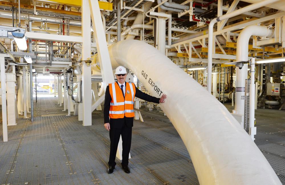 Prezident İlham Əliyev "Şahdəniz-2" üçün inşa olunan platformanın üst tikililərinin dənizə yola salınması mərasimində iştirak edib - FOTO