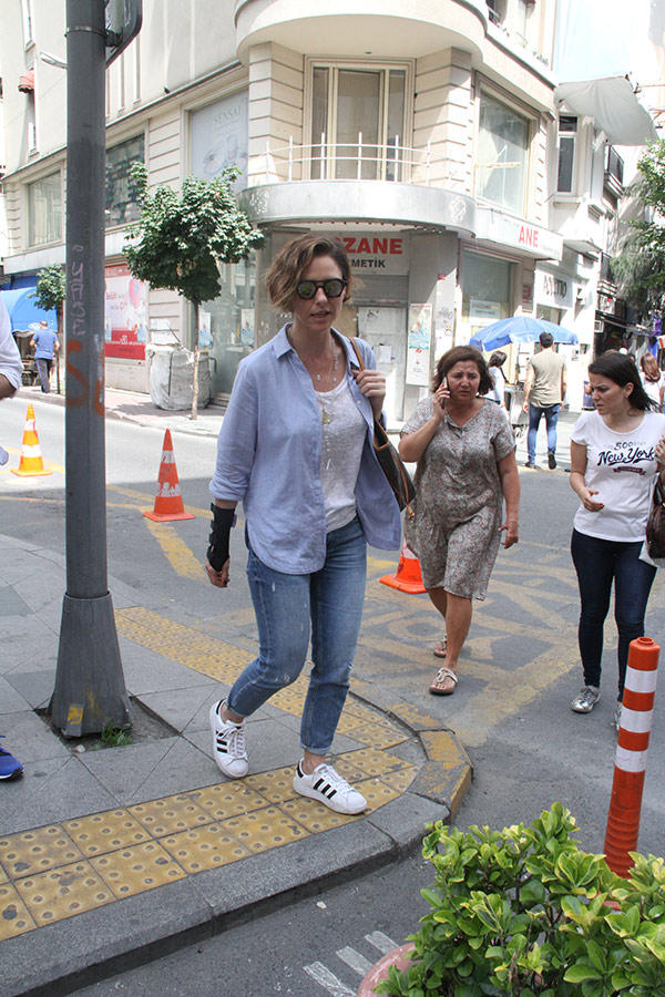 Çəkiliş zamanı silikonları "partlayan" aktrisa: 