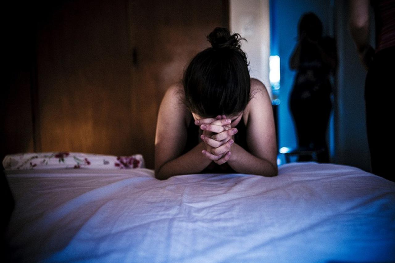 Evdə doğan sevgilisinin fotolarını çəkdi - FOTO