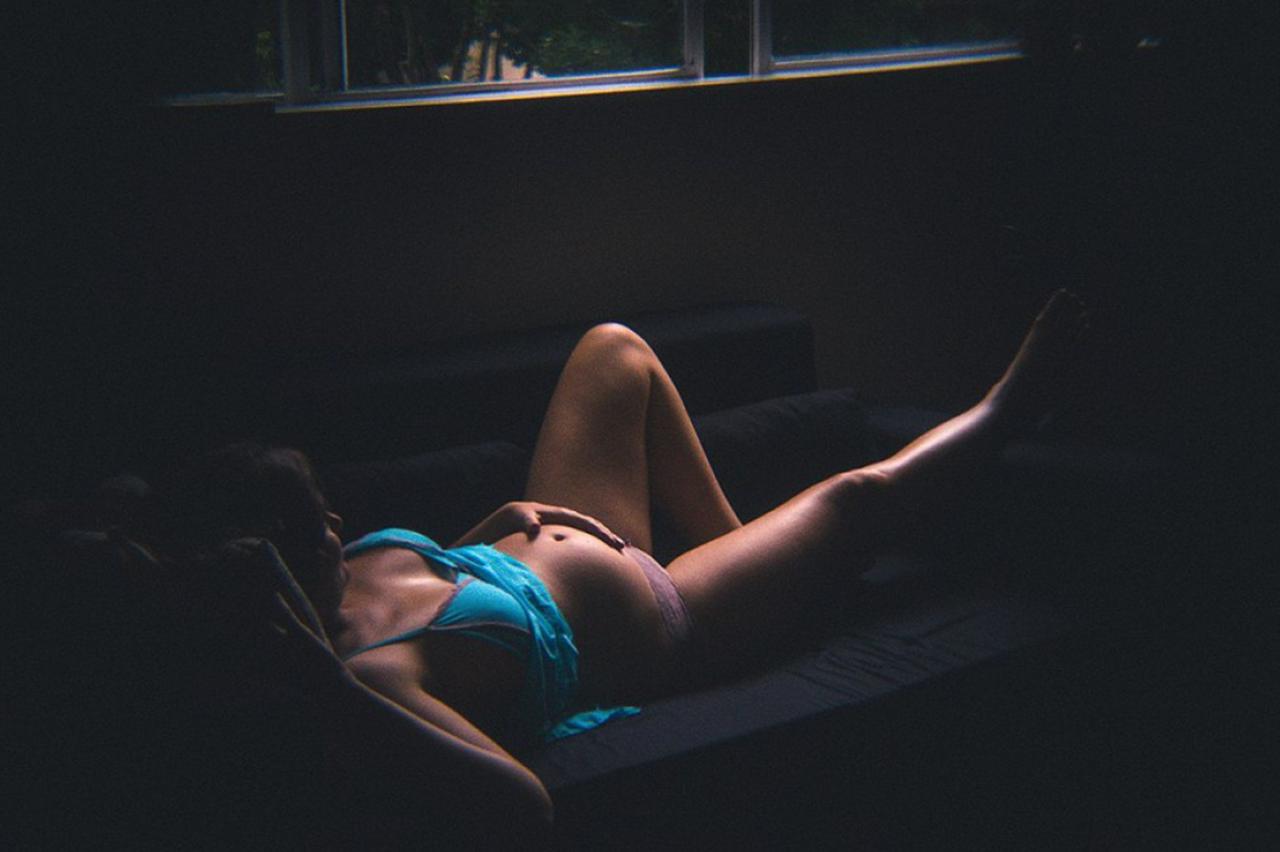 Evdə doğan sevgilisinin fotolarını çəkdi - FOTO