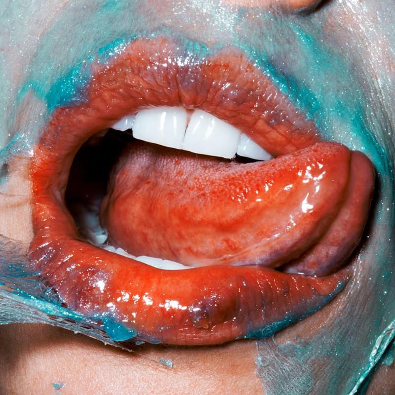 Ön planda qadın dodaqlarıdır - FOTO