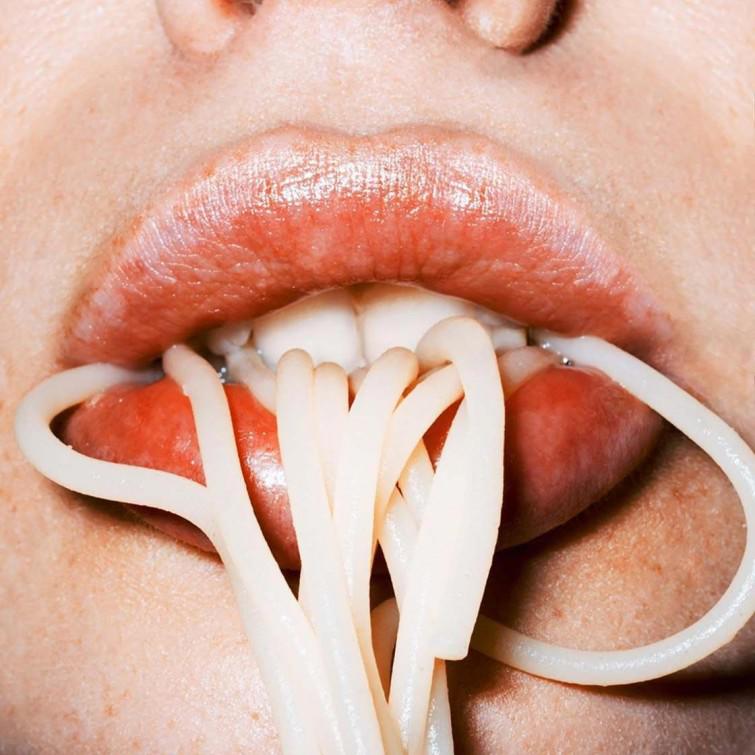 Ön planda qadın dodaqlarıdır - FOTO