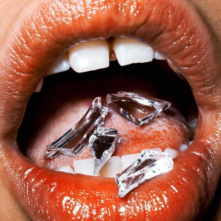 Ön planda qadın dodaqlarıdır - FOTO