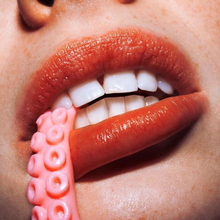 Ön planda qadın dodaqlarıdır - FOTO