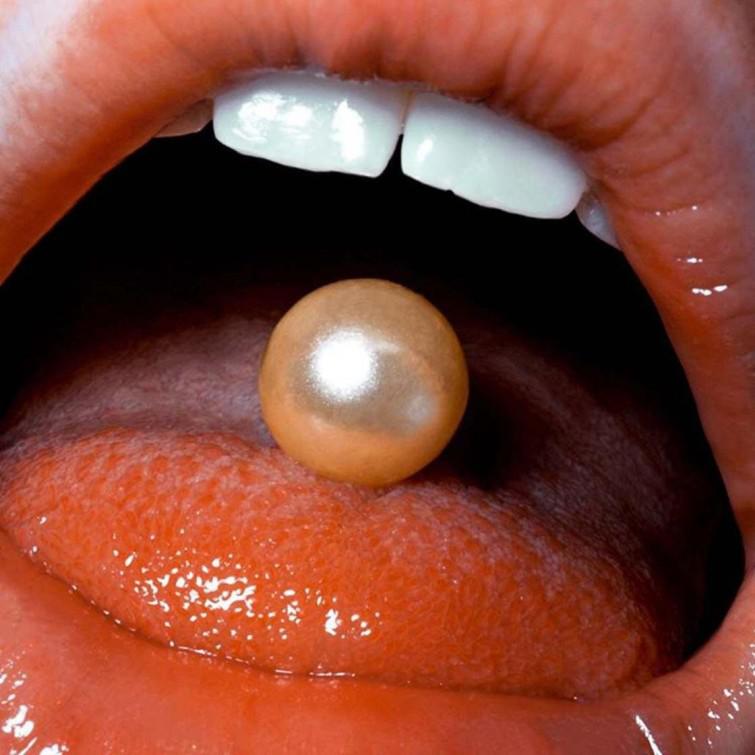 Ön planda qadın dodaqlarıdır - FOTO