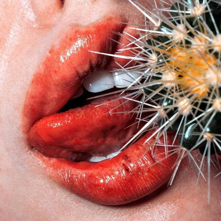 Ön planda qadın dodaqlarıdır - FOTO