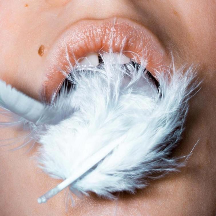 Ön planda qadın dodaqlarıdır - FOTO