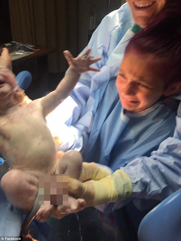 12 yaşlı qız qardaşının doğumunda iştirak etdi, göbəyini kəsdi - FOTO