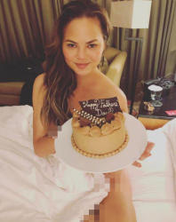 Modeldən əri üçün bayram təbriki: yataqda, lüt, əlində də tort - FOTO