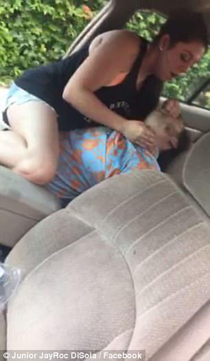 Facebook-da faciə kadrları: sevgilisini xilas etməyə çalışdı, alınmadı - VİDEO - FOTO