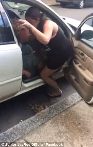 Facebook-da faciə kadrları: sevgilisini xilas etməyə çalışdı, alınmadı - VİDEO - FOTO