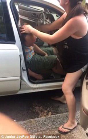 Facebook-da faciə kadrları: sevgilisini xilas etməyə çalışdı, alınmadı - VİDEO - FOTO