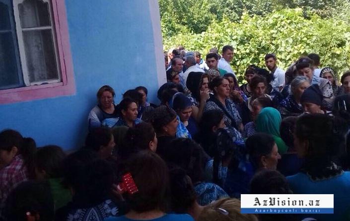 Ermənilərin qətlə yetirdiyi Zəhra sonuncu dəfə atasının qucağında  - FOTOLAR - YENİLƏNİB  
