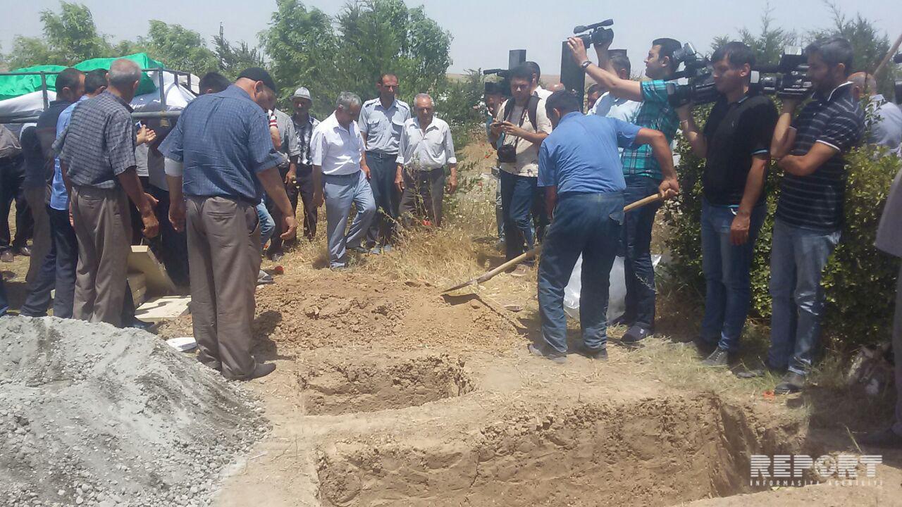 Ermənilərin qətlə yetirdiyi Zəhra sonuncu dəfə atasının qucağında  - FOTOLAR - YENİLƏNİB  