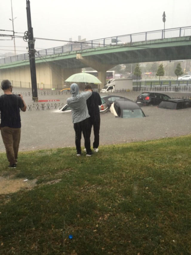 İstanbulda dənizlə quru "birləşdi" - leysan yağışları - VİDEO - FOTOlar