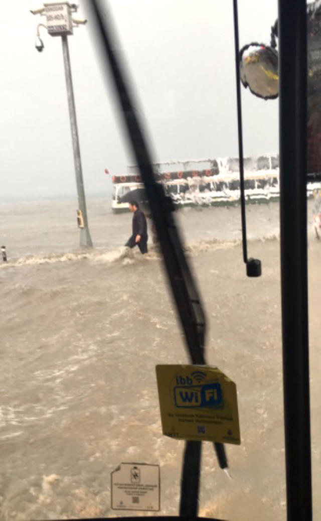 İstanbulda dənizlə quru "birləşdi" - leysan yağışları - VİDEO - FOTOlar