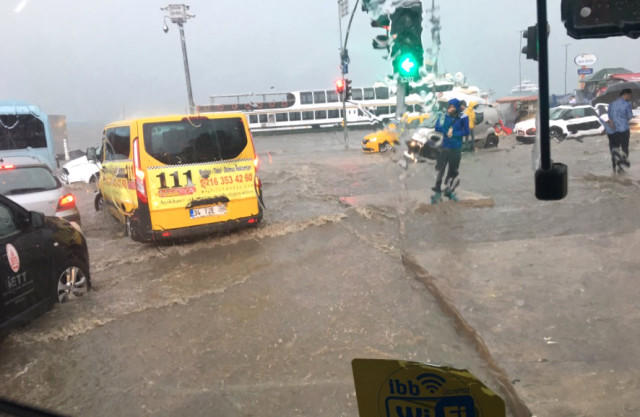 İstanbulda dənizlə quru "birləşdi" - leysan yağışları - VİDEO - FOTOlar