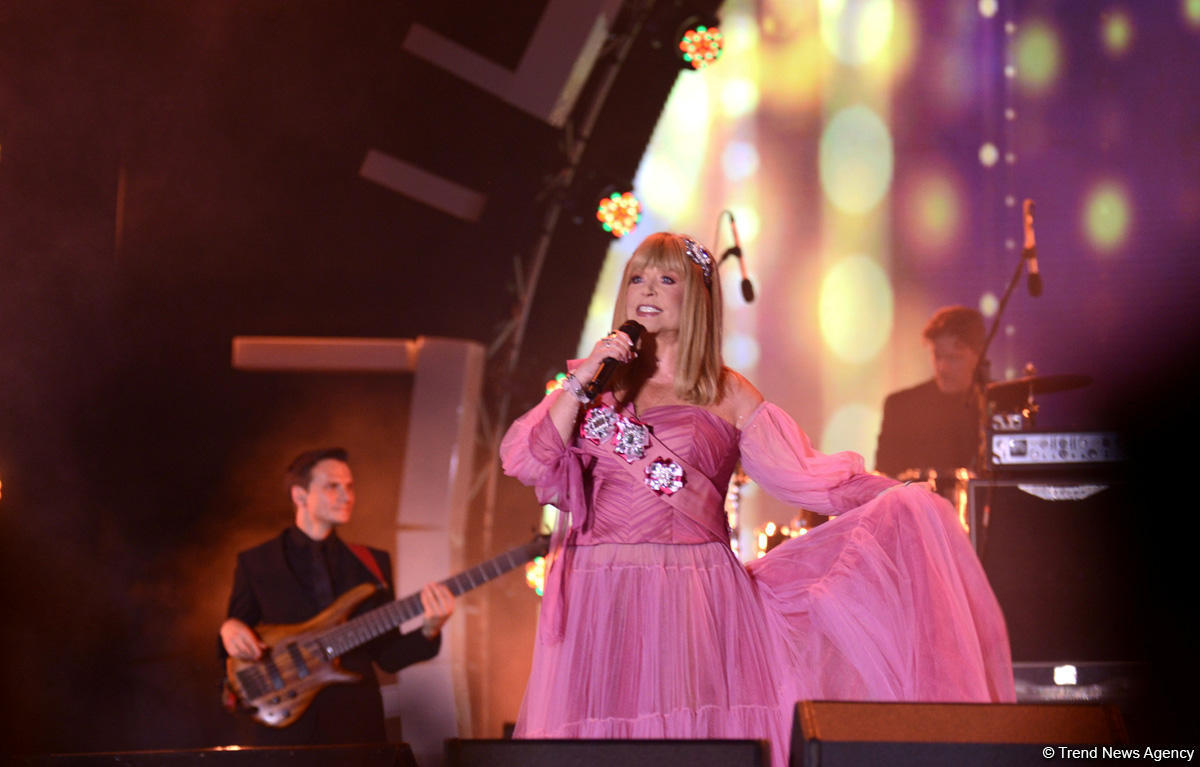 Əfsanəvi Alla Puqaçovanın Bakıda "Jara-2017" festivalında keçirilən yaradıcılıq gecəsində - FOTO