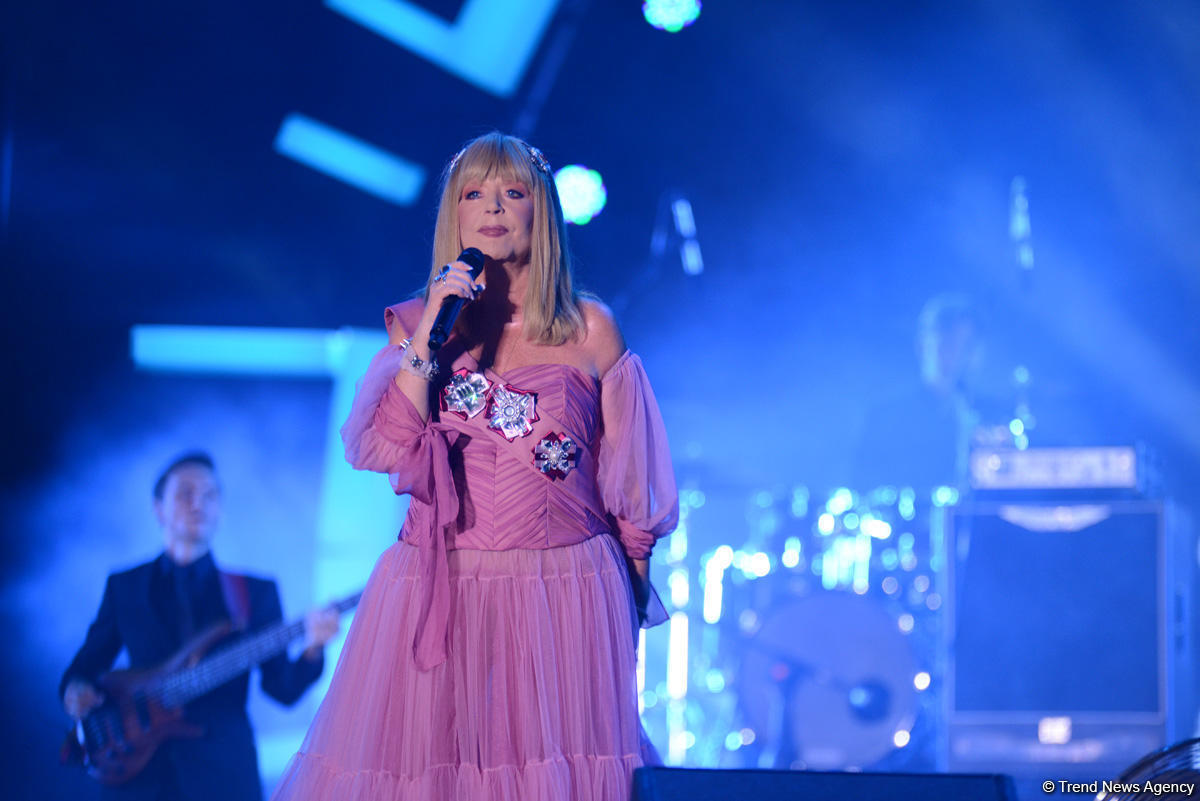 Əfsanəvi Alla Puqaçovanın Bakıda "Jara-2017" festivalında keçirilən yaradıcılıq gecəsində - FOTO