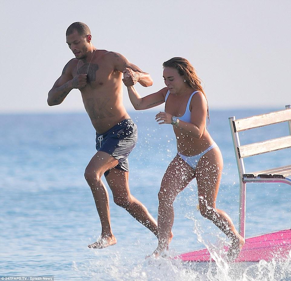 "Ən yaraşıqlı məhbus" milyarderin qızı ilə əylənir - FOTO