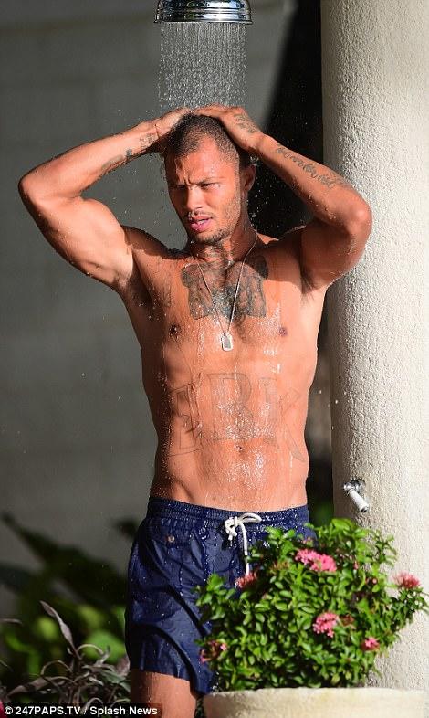 "Ən yaraşıqlı məhbus" milyarderin qızı ilə əylənir - FOTO