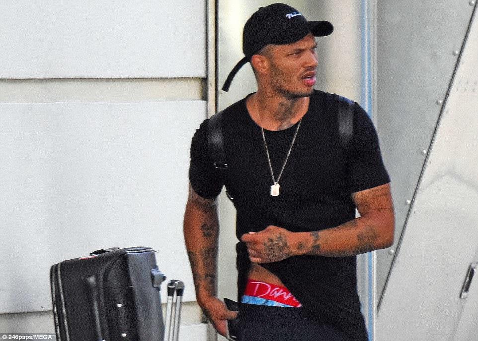 "Ən yaraşıqlı məhbus" milyarderin qızı ilə əylənir - FOTO