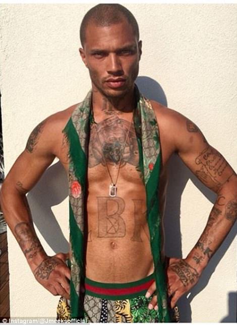 "Ən yaraşıqlı məhbus" milyarderin qızı ilə əylənir - FOTO