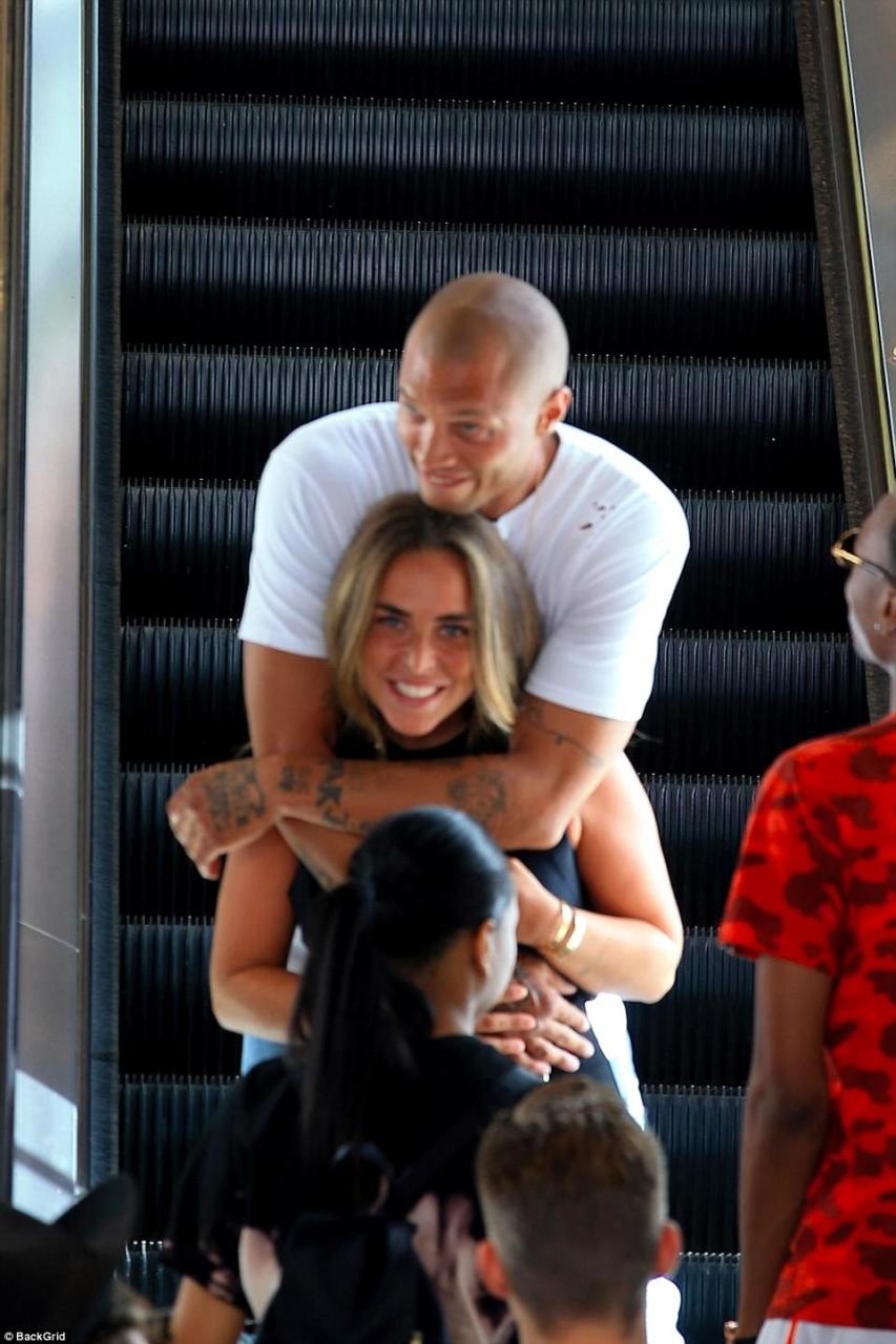 "Ən yaraşıqlı məhbus" milyarderin qızı ilə əylənir - FOTO