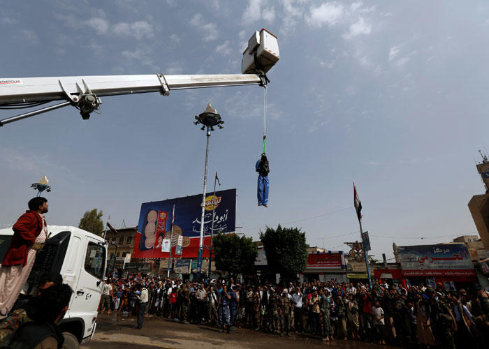 5 yaşlı qıza təcavüz edəni krandan asdılar - FOTO