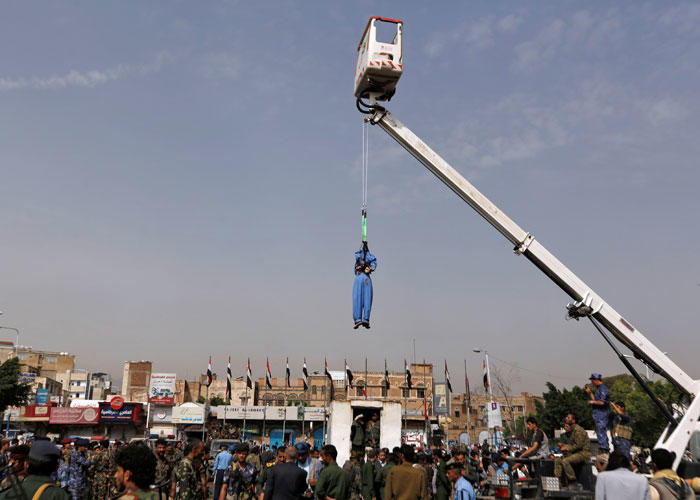 5 yaşlı qıza təcavüz edəni krandan asdılar - FOTO