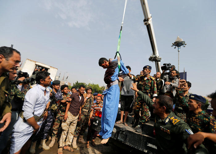 5 yaşlı qıza təcavüz edəni krandan asdılar - FOTO