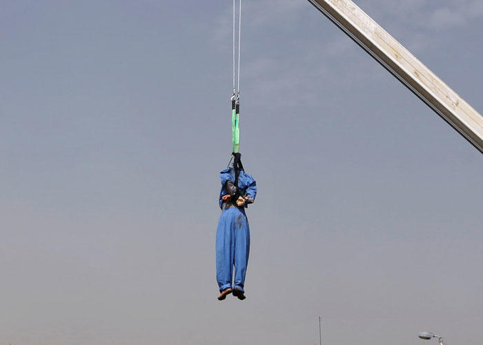 5 yaşlı qıza təcavüz edəni krandan asdılar - FOTO