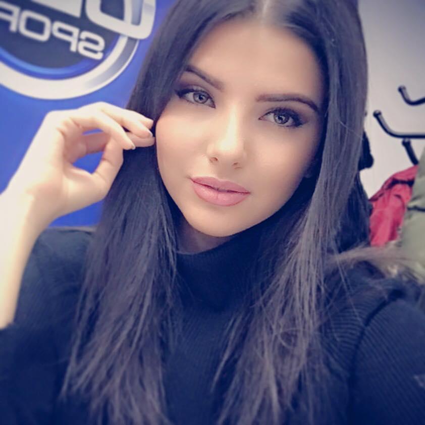 Mahir Mədətov cazibədar teleaparıcıya gül göndərdi - FOTOLAR