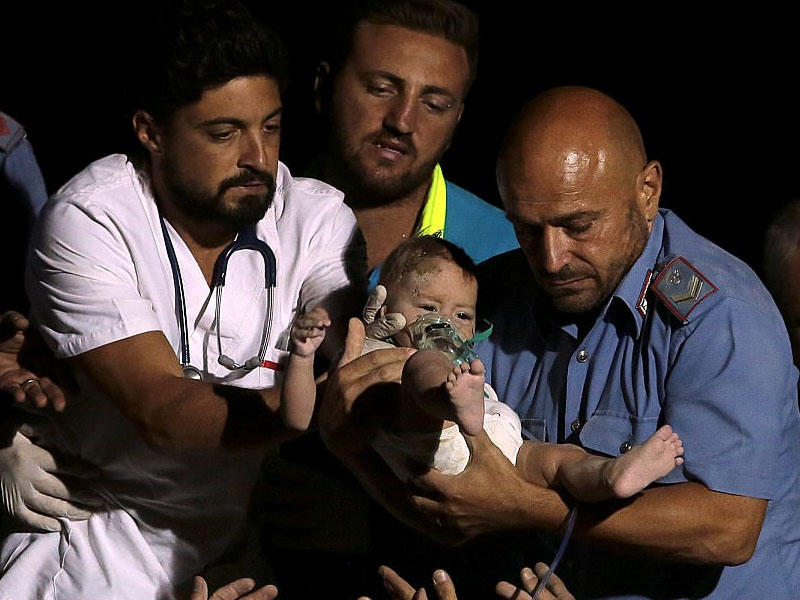 Viran olmuş şəhərdə möcüzə: 7 aylıq uşaq xilas edildi - VİDEO - FOTO