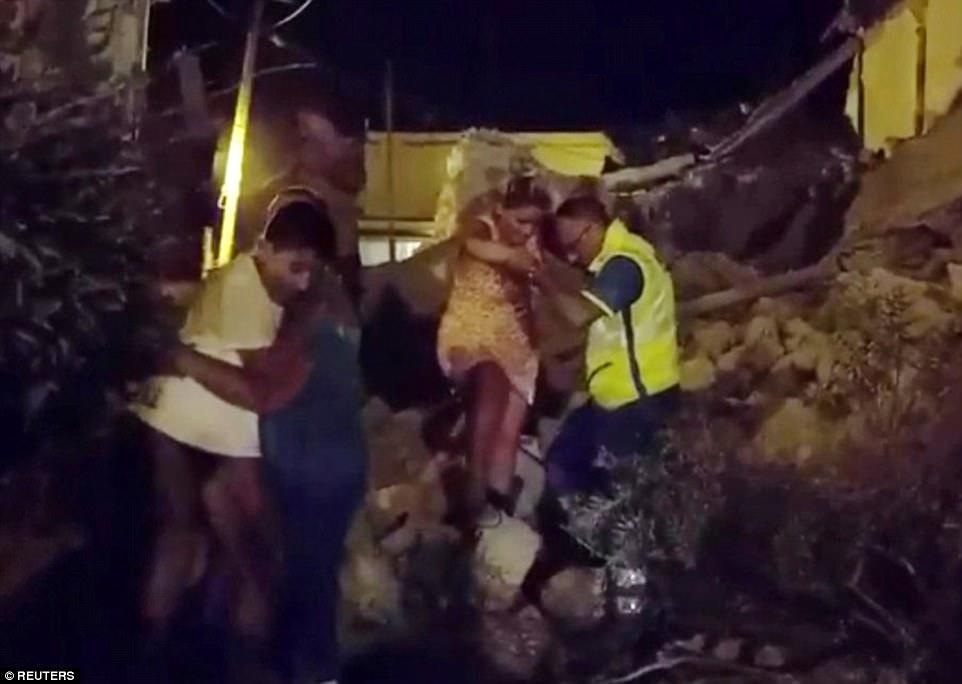 Viran olmuş şəhərdə möcüzə: 7 aylıq uşaq xilas edildi - VİDEO - FOTO