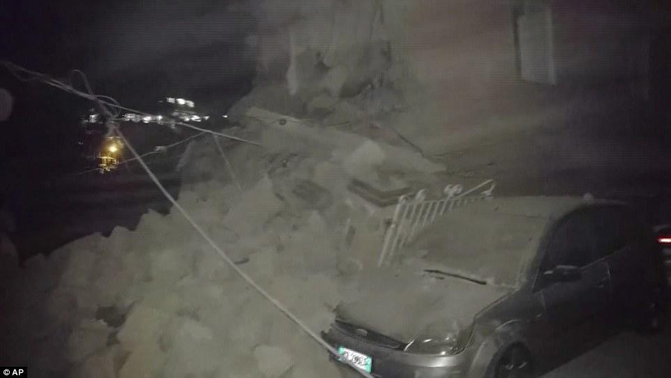 Viran olmuş şəhərdə möcüzə: 7 aylıq uşaq xilas edildi - VİDEO - FOTO