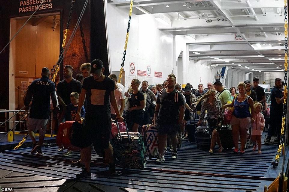 Viran olmuş şəhərdə möcüzə: 7 aylıq uşaq xilas edildi - VİDEO - FOTO