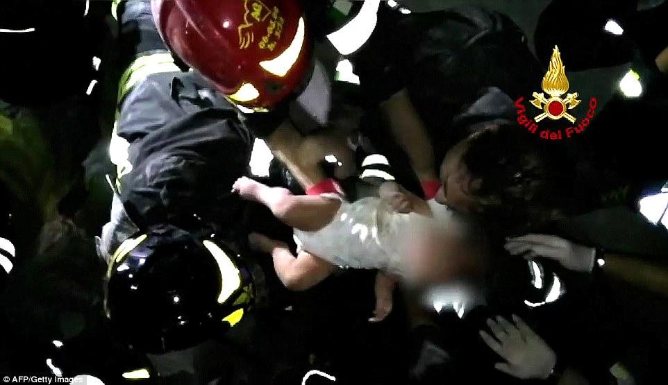 Viran olmuş şəhərdə möcüzə: 7 aylıq uşaq xilas edildi - VİDEO - FOTO