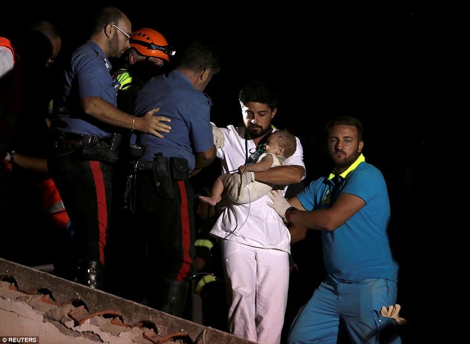 Viran olmuş şəhərdə möcüzə: 7 aylıq uşaq xilas edildi - VİDEO - FOTO