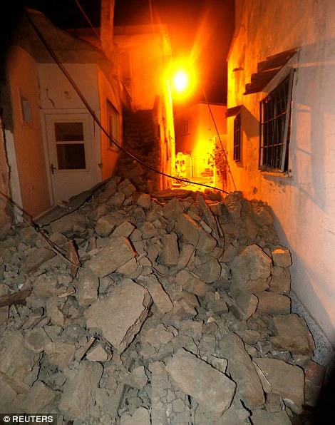 Viran olmuş şəhərdə möcüzə: 7 aylıq uşaq xilas edildi - VİDEO - FOTO