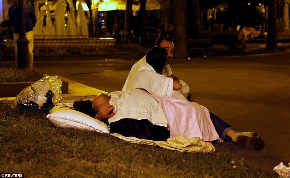 Viran olmuş şəhərdə möcüzə: 7 aylıq uşaq xilas edildi - VİDEO - FOTO