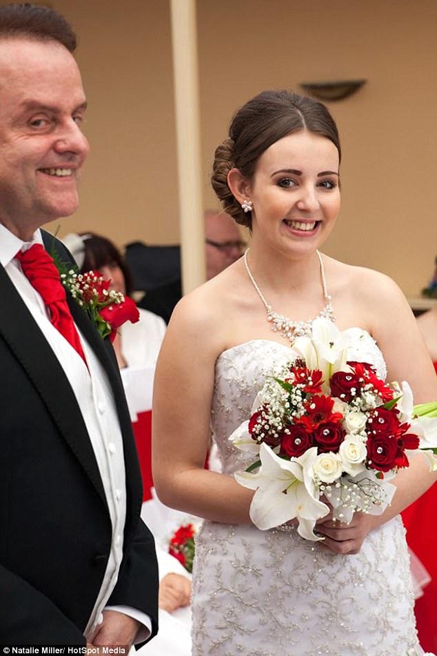 Babası yaşında kişiyə ərə gedən qız: "Onu çox sevirəm" - FOTO