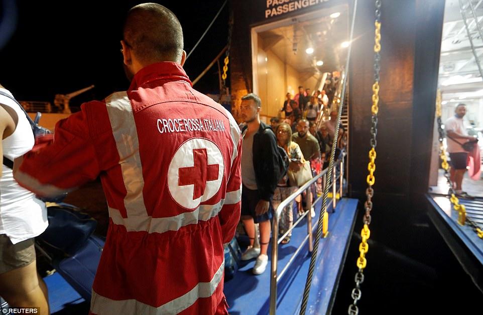 Viran olmuş şəhərdə möcüzə: 7 aylıq uşaq xilas edildi - VİDEO - FOTO