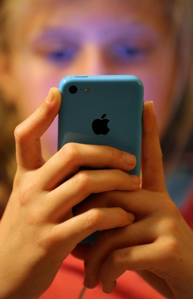 19 yaşlı qadının 14 yaşlı qızla intim videosu tapıldı, qadın saxlanıldı - İngiltərədə - FOTO