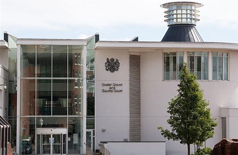 19 yaşlı qadının 14 yaşlı qızla intim videosu tapıldı, qadın saxlanıldı - İngiltərədə - FOTO