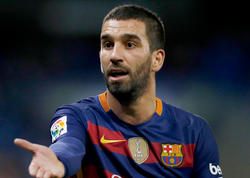 Arda Turan Fransada oynaya bilər