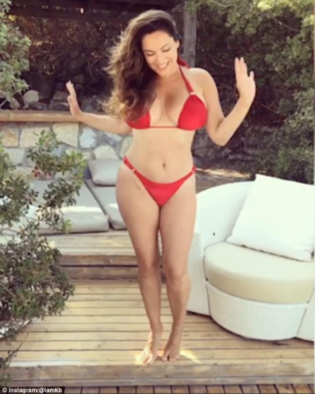 Yarıçılpaq fotolarını paylaşdı, rüsvay oldu - FOTO