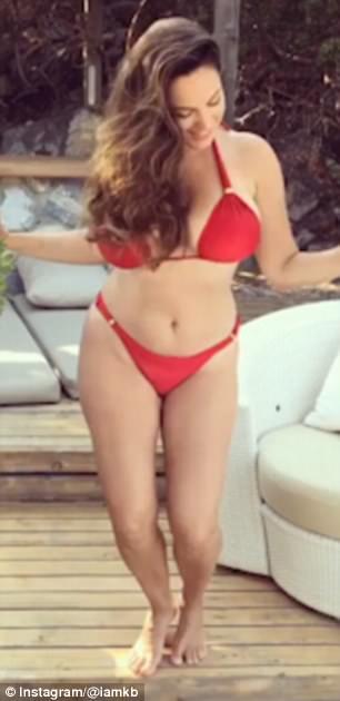 Yarıçılpaq fotolarını paylaşdı, rüsvay oldu - FOTO