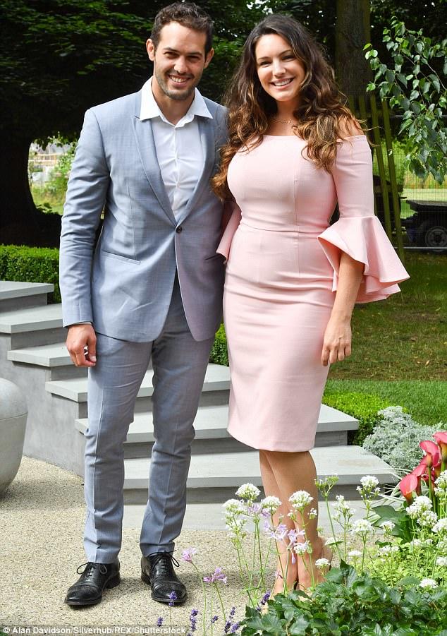 Yarıçılpaq fotolarını paylaşdı, rüsvay oldu - FOTO